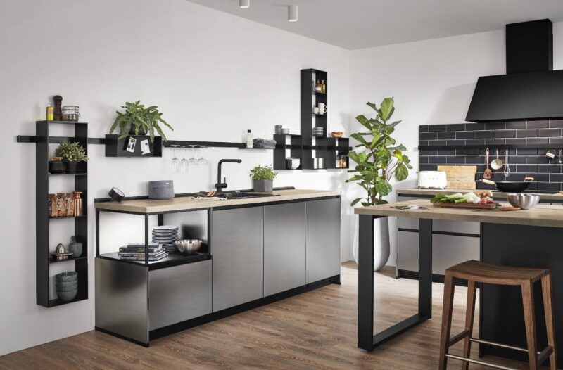 30147_23_Inox_216_D_R1 Moderne Inox 216 Küche mit Edelstahl-Fronten und integrierter Kochinsel, kombiniert mit klarer Linienführung und puristischem Design.