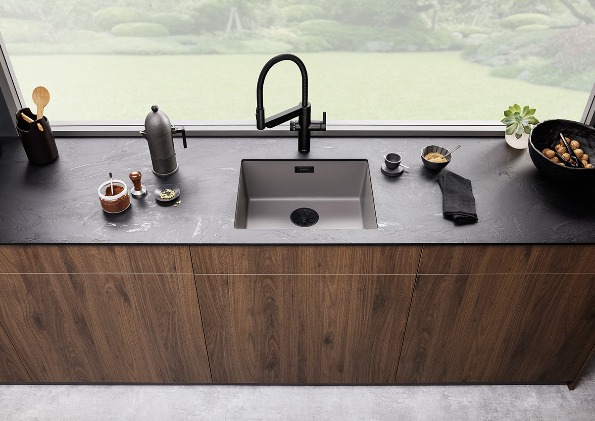 SUBLINE_500U_SG_volcano_grey_527353_4B_09_C_Web-PPT-JPG-Highres_Logo-Award-Picto_182291