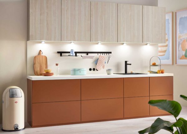 Terracottafarbene Küchenzeile