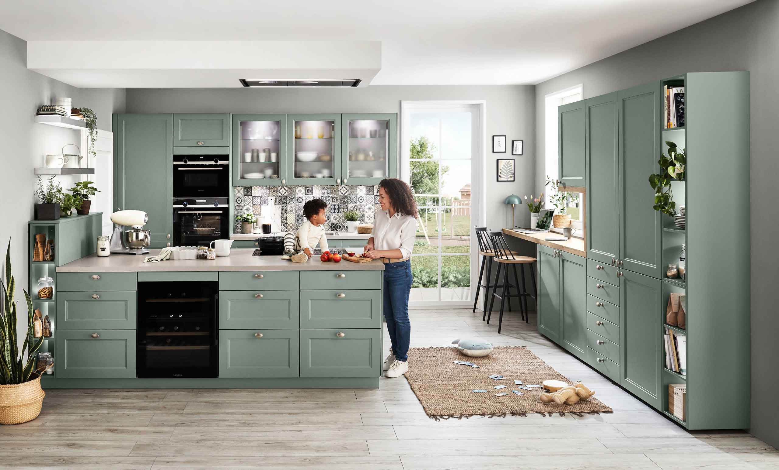 Gemütliche skandinavische Nobilia Cascada 776 Küche in Schilfgrün mit zentraler Kochinsel.