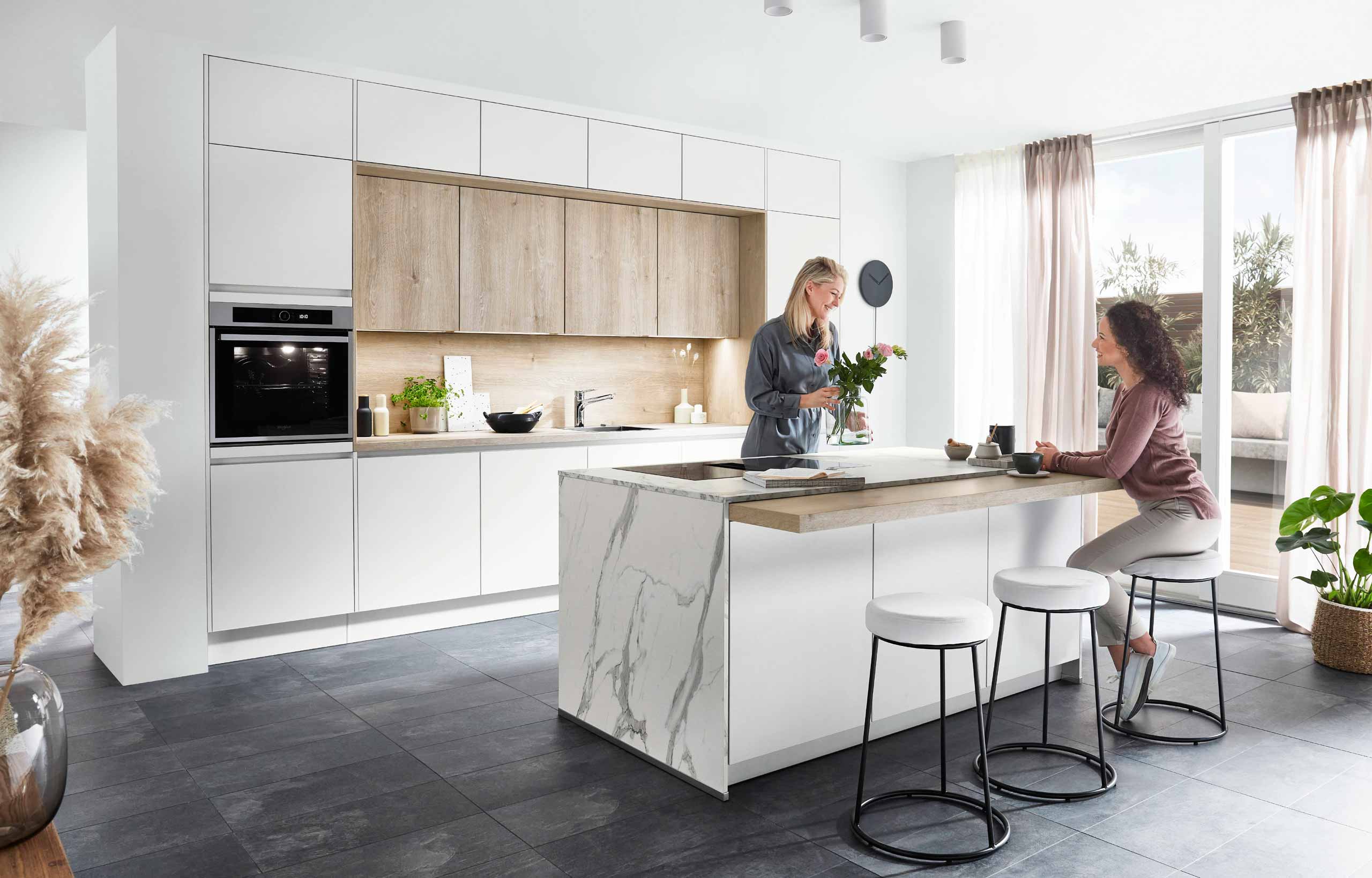 Skandinavische Sensor 488 Küche in Weiß mit Eiche Montreal Arbeitsplatte und Sitzinsel – Premium Küchenstudio Wesel.