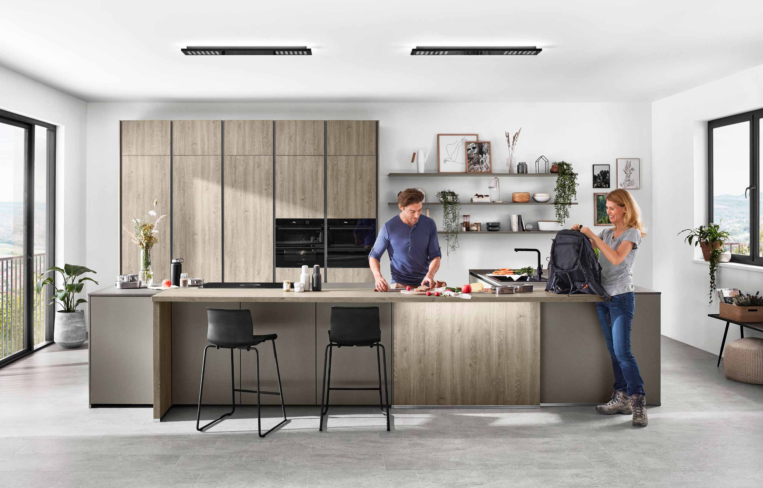 Große L-förmige Nobilia-Küche im angesagten Holz-Beton-Materialmix mit Como-Holzoptik und Riva 843 – Küchenstudio Wesel.