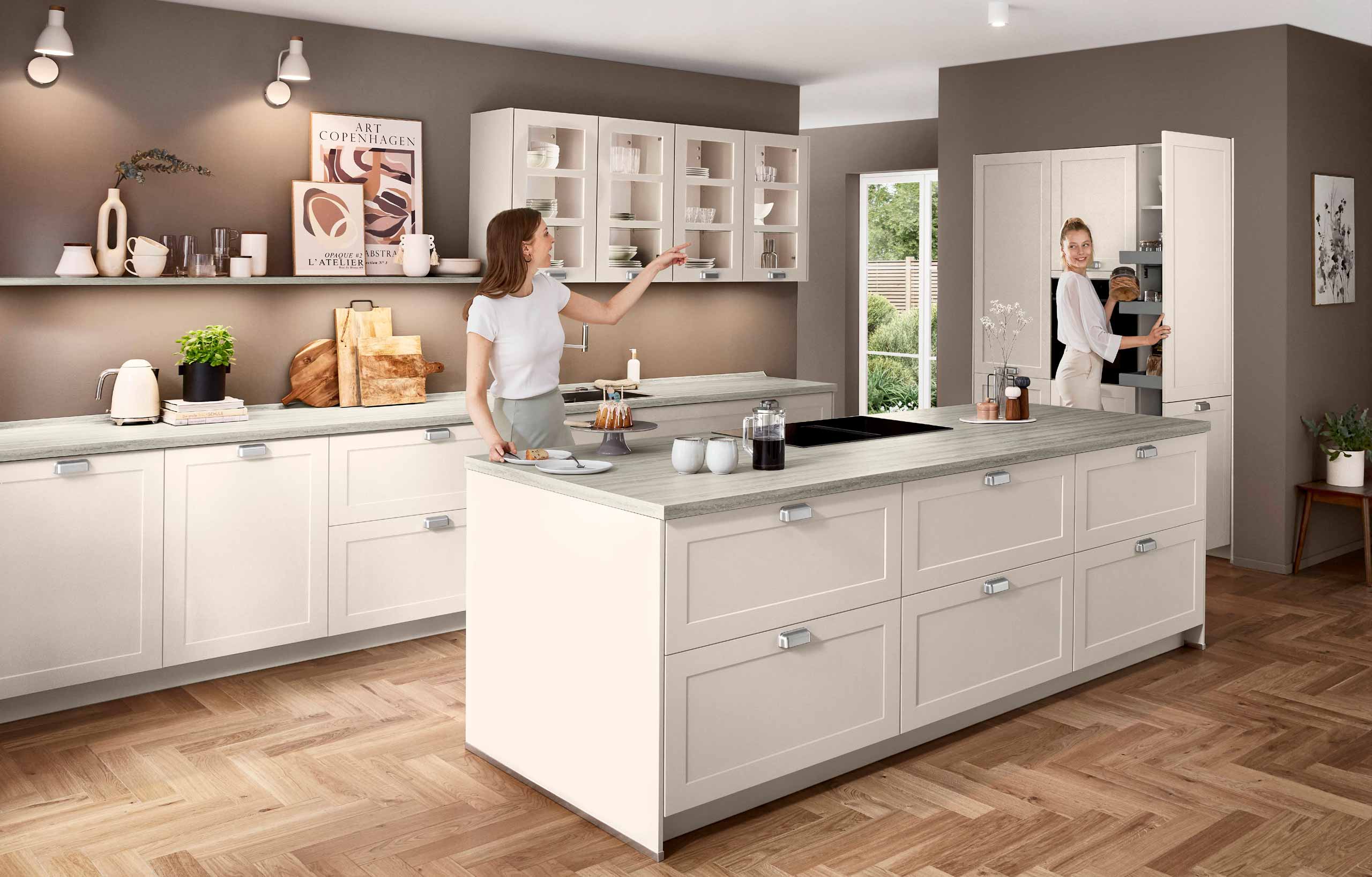 Gemütliche klassische Nobilia Nordic 788P Küche mit zentraler Kochinsel und warmem Holzboden – Küchenstudio in Wesel, Niederrhein.