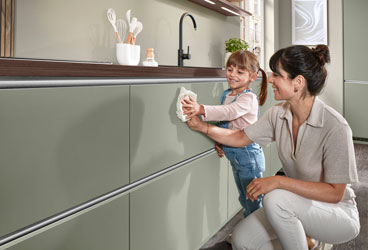 salbei/oliv-farbene Küche