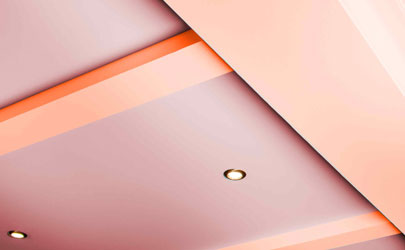 Decke mit eingelassenen Spots zur Beleuchtung in der Küche