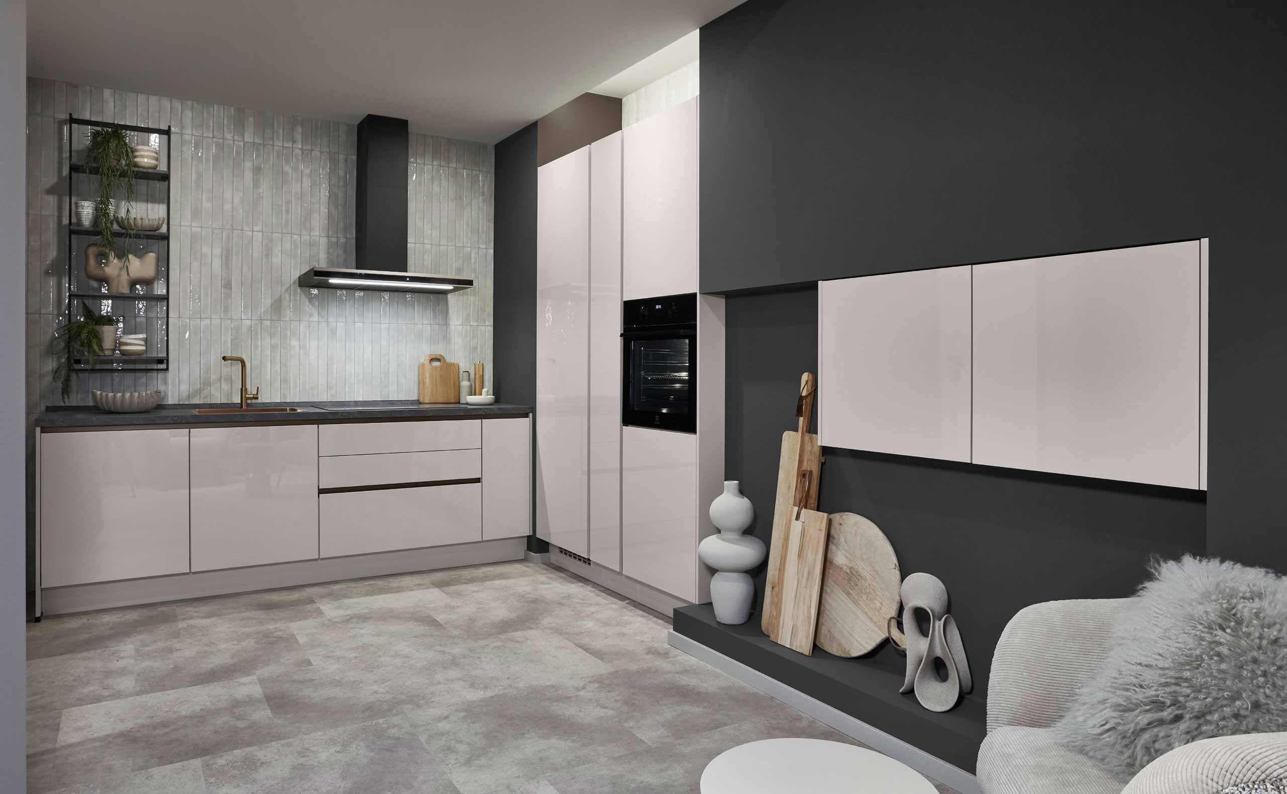 Kleine grifﬂose Küche Nobilia Focus 467 in Grau als einzeilige Küchenlösung mit Metallregal und bündig eingelassenen Hochschränken vor grafitfarbener Wand.