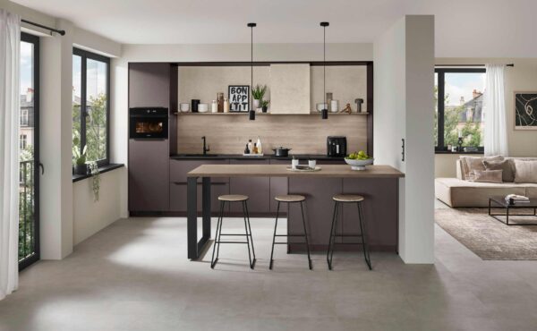 Moderne Nobilia Look 605 Küche in Coffee mit Arbeitsplatte in Eiche Montreal, elegante glatte Fronten, warme Holzakzente und klare Linien für ein stilvolles, zeitgemäßes Wohnambiente