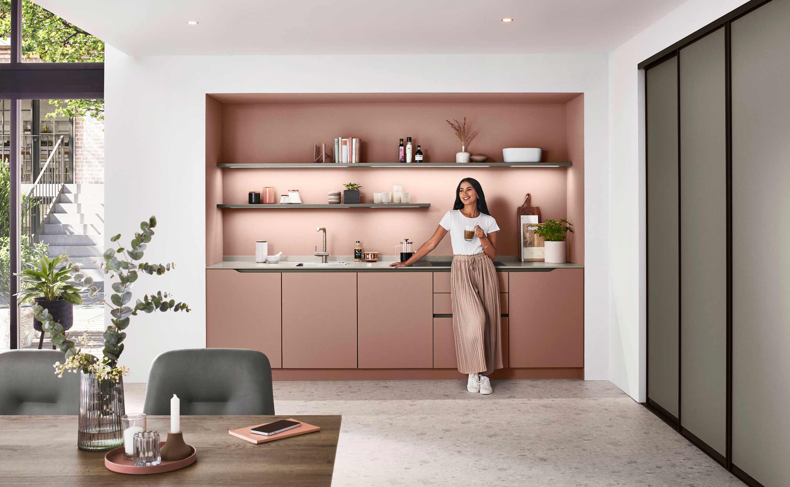 Kompakte Senso 492 Küche von nobilia für kleine Räume mit Schiebetür-Lösung, weißen Premium-Matt-Fronten und integrierten Geräten von Siemens – platzsparende, moderne Wohnküche mit maximaler Funktion auf minimaler Fläche.