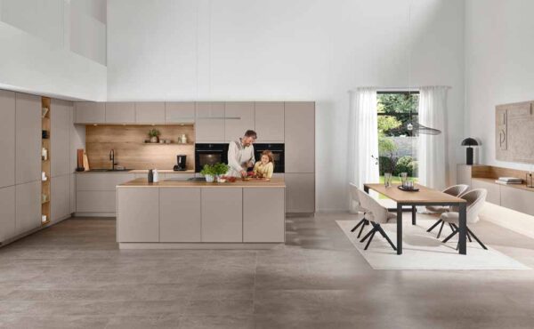 Macchiatofarbene Küche