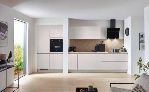 Sandfarbene, kleine Küche