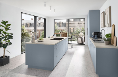 Moderne Küche in Blautönen 2026 mit Senso‑485 Fronten in Nebelblau, grifflos und klar strukturiert.