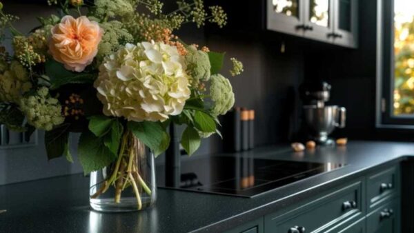 Moosgrüne Landhausküche mit klassischen Fronten und warmem Ambiente.