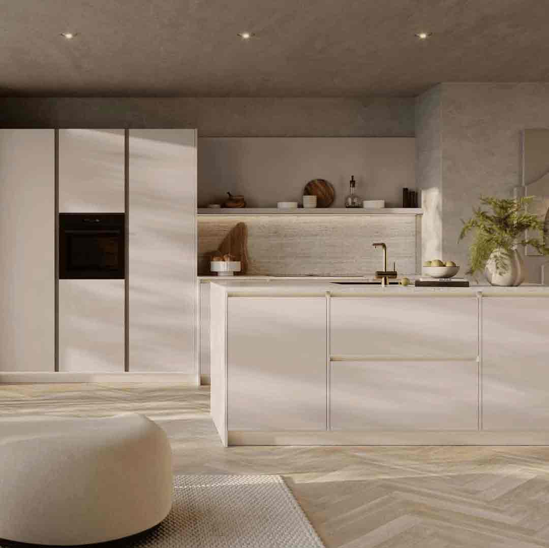 Moderne Küche in Creme und Beige mit Kücheninsel, goldenen Armaturen und offenem Regal – Küche nach Maß bei Wierz Küchen & Interieur Wesel